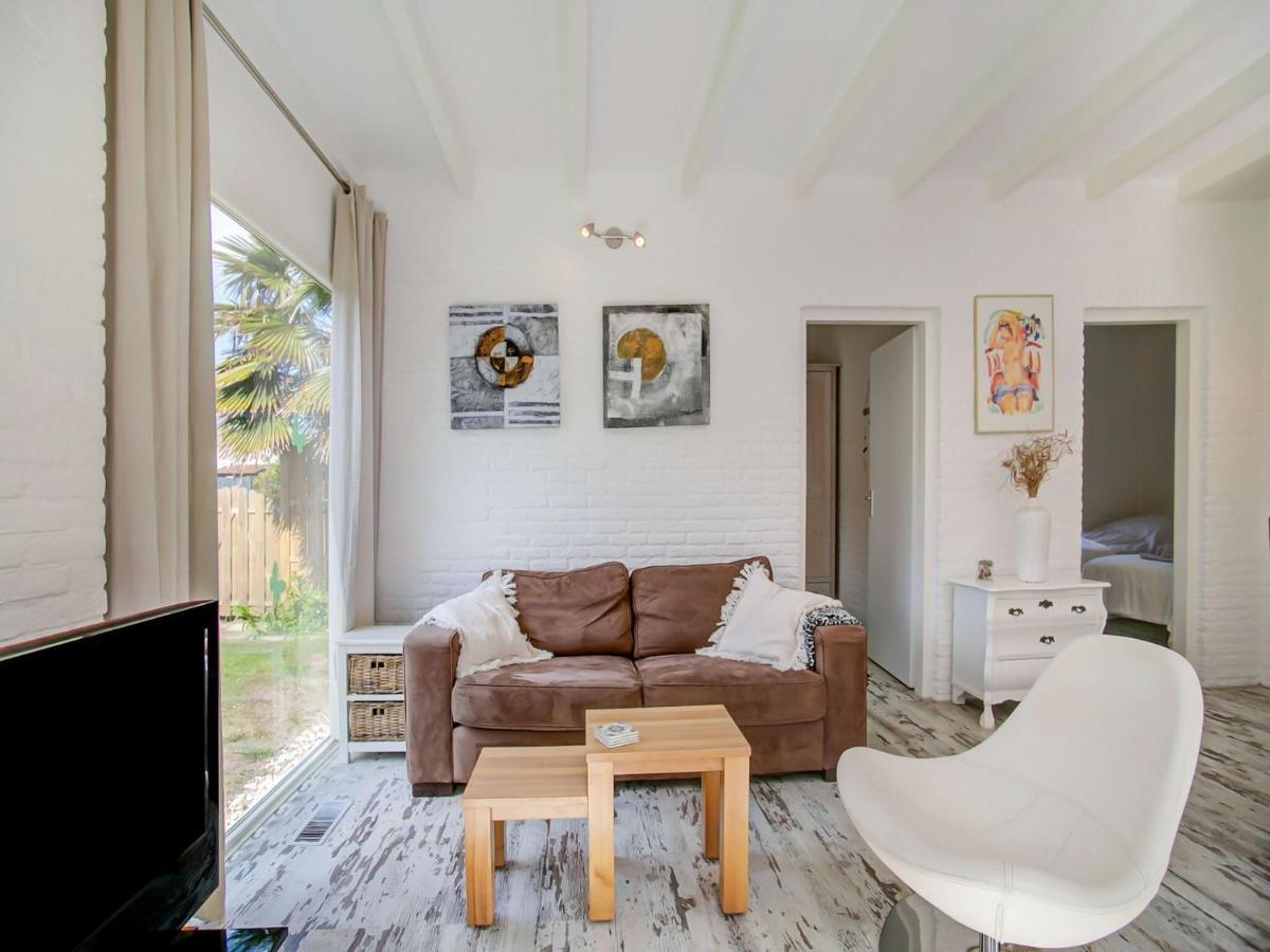 Lovely Bungalow In Noordwijkerhout With Garden Bagian luar foto