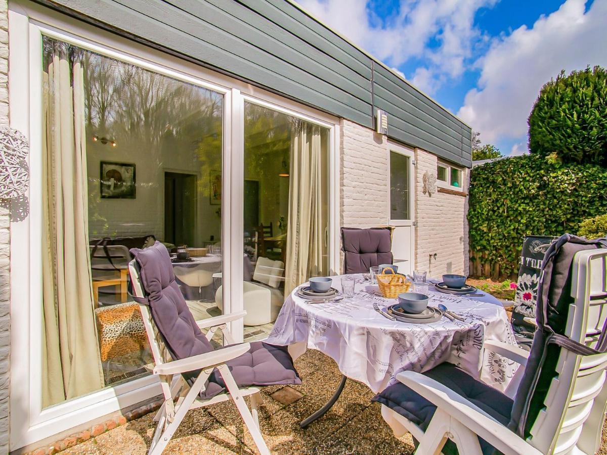 Lovely Bungalow In Noordwijkerhout With Garden Bagian luar foto