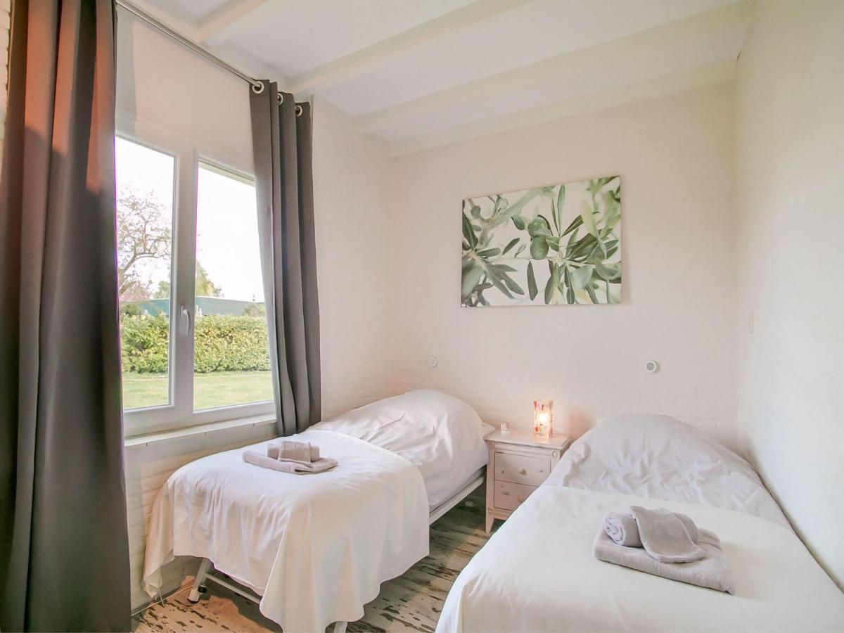 Lovely Bungalow In Noordwijkerhout With Garden Bagian luar foto
